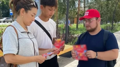 Павлодар облысында ҚХП мүшелері үгіт үгіт материалдарын орналастыруда