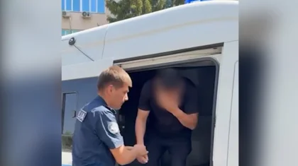Мүгедек енесін зорлаған: Алматыда күдікті ер адамның қамауға алынған видеосы жариялады