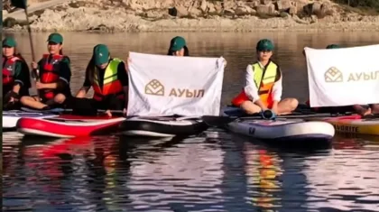 «Ауыл» партиясының жастары Каспий теңізінде акция өткізді