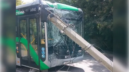 Астанада автобус көше жарығының бағанасына соғылды