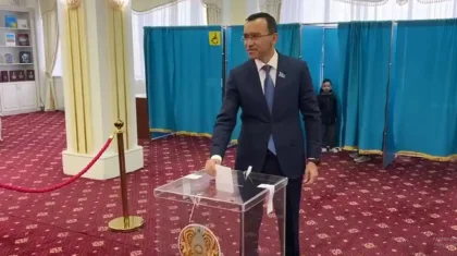 Мәулен Әшімбаев Құрылтай депутаттарын сайлауда дауыс берді