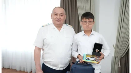 Қарағанды облысының бас полицейі суға батқан баланы құтқарған оқушыны марапаттады
