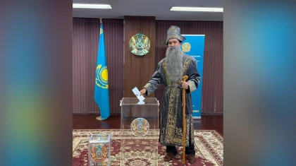 Токиода студент сайлауға шапан киіп, қазақтың биі образында дауыс берді