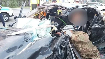Павлодарда жол апатынан кейін ер адам көлік салонында қысылып қалды
