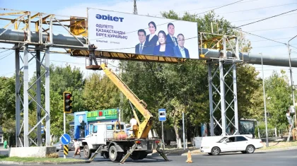 Сайлаудан кейінгі тазалық: «Әділет» партиясы үгіт материалдарын жинады