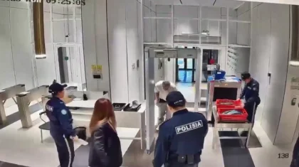 Астанада әкімшілік ғимаратқа кіреберісте шалбарын шешкен: зейнеткерге қатысты сот шешімі шықты (ВИДЕО)