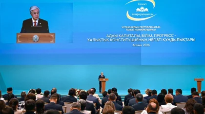 «Жүрегімде мұң, көзімде мұң»»: Тоқаев Тамыз конференциясында өткір мәлімдеме жасады