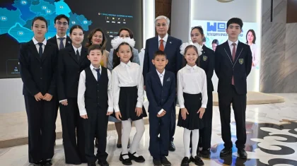 Тоқаев Астанадағы көрме кезінде оқушылармен суретке түсті