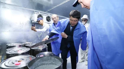 Нұрдәулет Қилыбай Жаңаөзеннің 25 мектебіндегі оқушыларға шұбат ішкізбек