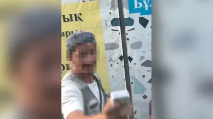 Орын сұраған қыз баланы қылқындырған: Алматыда орта жастан асқан ер адам 10 күнге қамалды (ВИДЕО)