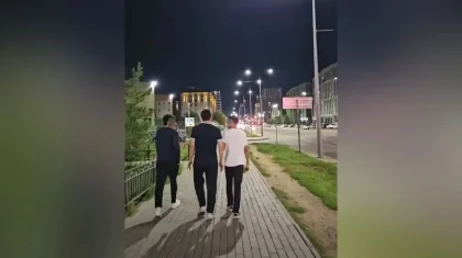 Астанада серуендеп кетіп бара жатқан үш жігіттің басына шыны бөтелке құлап кете жаздаған (ВИДЕО)