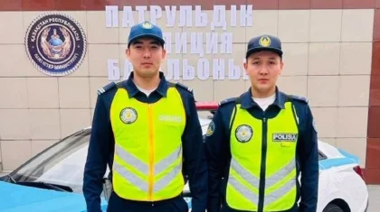 Павлодарда ес-түссіз жатқан ер адамды полицейлер шұғыл түрде жансақтау бөліміне жеткізді