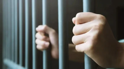 Оралда қоғамдық көліктің кондукторын кеудесінен итерген ер адам 10 күнге қамалды