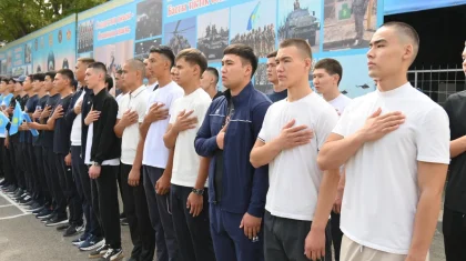 Шымкентте 23 жас жігіт әскерге аттанды: оларды жақындары сән-салтанатымен шығарып салды