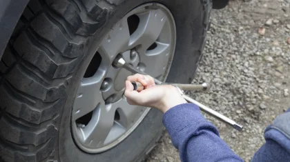 Павлодарда жүк көлігіне дөңгелек орнату кезінде шиномонтаж қызметкері қаза тапты
