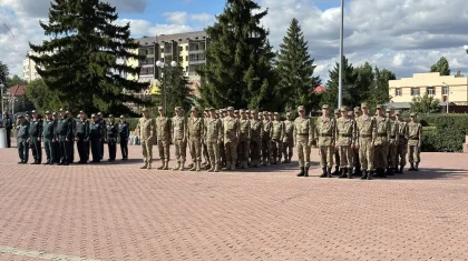 «Отан қорғау – қастерлі борыш»: Оралда ондаған жас әскерге аттанды