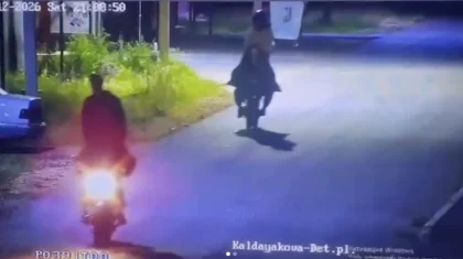 Бірінің үстіне бірі мінгескен: Ақмола облысында мопедке мінген бозбалалар полицияны шошытты (ВИДЕО)