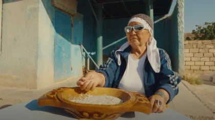 «Екі қазақ қызы түсірген видео»: Маңғыстауда «құрт сатып отырған» әжені Adidas бренді жарнамасына шығарды (ВИДЕО)