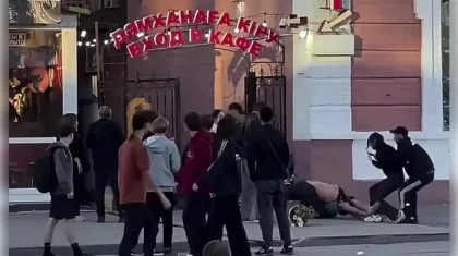 Қостанай орталығындағы дәмхана маңында екі ер адам төбелесіп қалды (ВИДЕО)