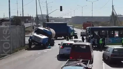 Көкшетауда автобус пен жүк көлігі соқтығысты: бірнеше адам жараланған (ВИДЕО)