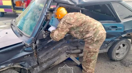 Оралда құтқарушылар жол апатынан кейін көлікте қысылып қалған әйелді құтқарды