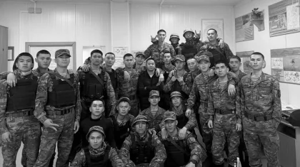 «Сен жүзе алмайсың ғой...»: Каспийде қаза тапқан сарбаздардың жақындары жүректі қан жылатар сәттерді көрсетті (ВИДЕО)