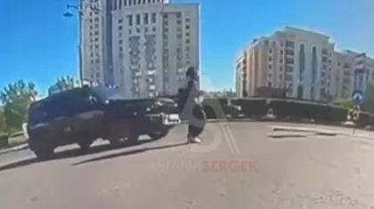 Астананың қақ ортасында Jetour жүргізушісі әйел адамды қағып, артынша қашып кетті (ВИДЕО)