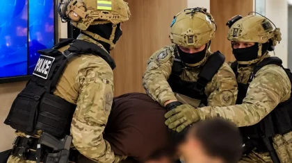 Ақтауда бір топ полицей түнгі клубтардың бірінде алаңсыз жүрген жас жігітке тап берді (ВИДЕО)