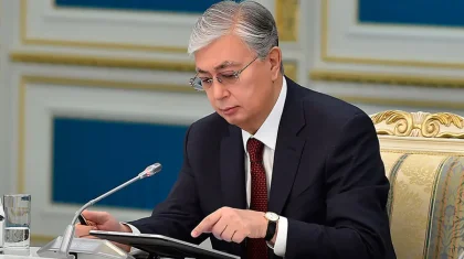 Тоқаев Қорғаныс министрлігіндегі үш жоғары лауазымды тұлғаны қызметінен босатты