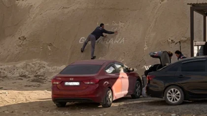 Ыбықты сайға жазу жазып кеткен: Маңғыстауда ер адамның үстінен қылмыстық іс қозғалды (ВИДЕО)