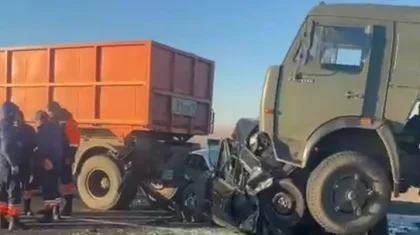 Екі жүк көлігінің ортасында қалған: СҚО-да балабақша директоры мен екі тәрбиеші қаза тапты (ВИДЕО)