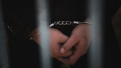 Астанада полиция бойжеткенге арсыз ұсыныс жасаған ер адамды қамап тастады (ВИДЕО)