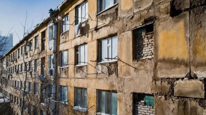 Қазақстанда 15 мыңнан астам отбасы апатты үйде қалуы мүмкін: депутат реновациялауға қатысты мәселе көтерді
