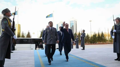 Алтынбек Қоразбаев кіріп келеді - Ақорда салтанатты рәсімнің қызу дайындығын көрсетті (ВИДЕО)