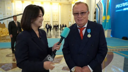 «Немереме келін іздеп жүрмін»: Тоқаевтың қолынан «Отан» орденін алған Алтынбек Қоразбаев журналист қызға «құда түсті» (ВИДЕО)