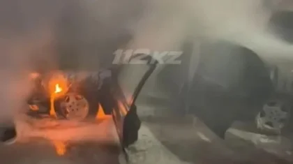 Алматыда көшенің ортасында жеңіл автокөлік өртенді (ВИДЕО)