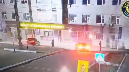 Ақтөбе облысында жас жігіт әкімдік алдында BMW көлігімен дрифт жасаймын деп басы дауға қалды (ВИДЕО)