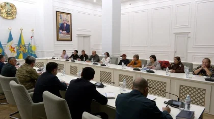 Қорғаныс министрі әр жылдары әскерде қаза тапқан сарбаздардың әке-шешесін кабинетіне жинады