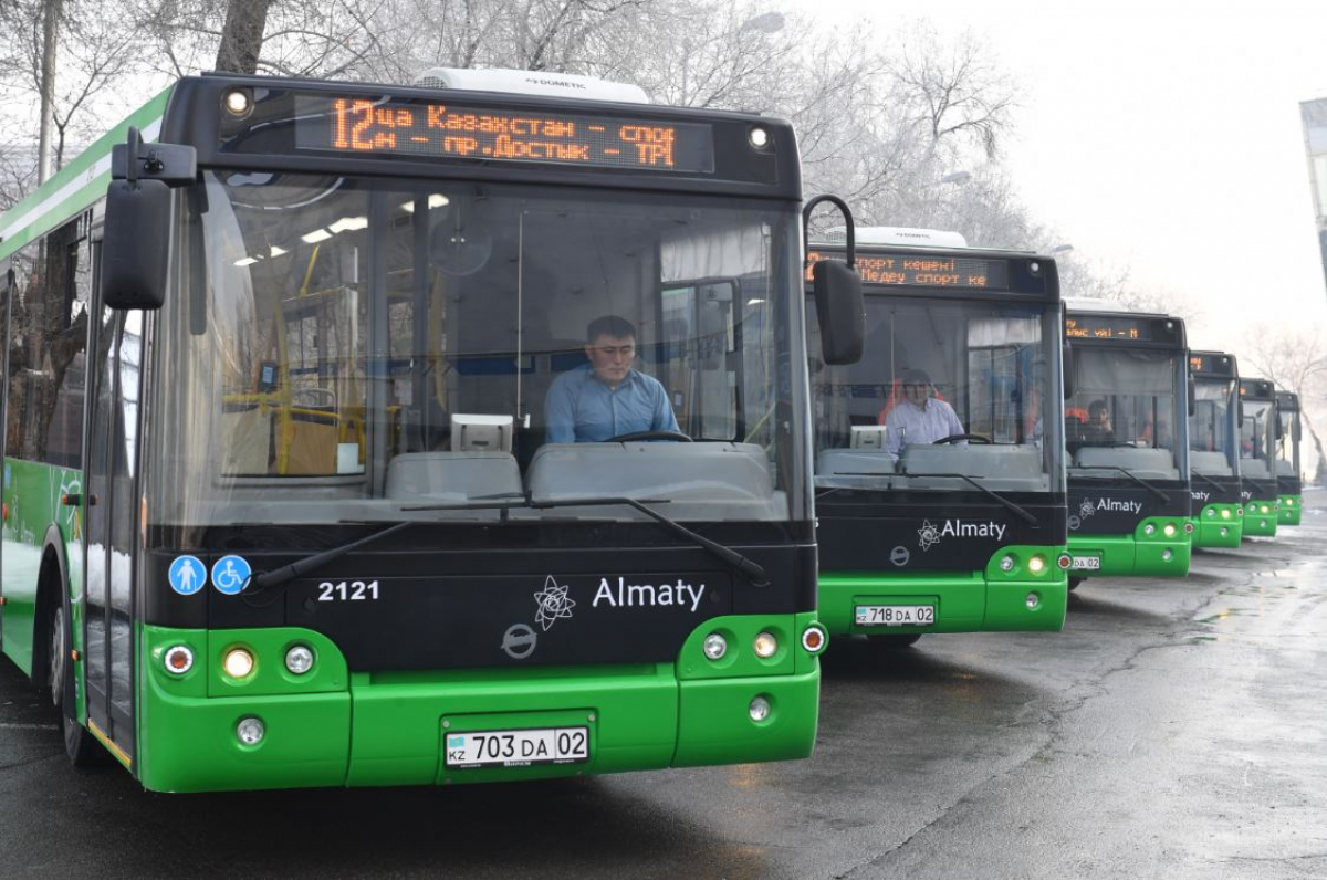 Приходят автобусы. Автобус. Автобусы Алматы. Алматинский автобус. Общественный транспорт парк.