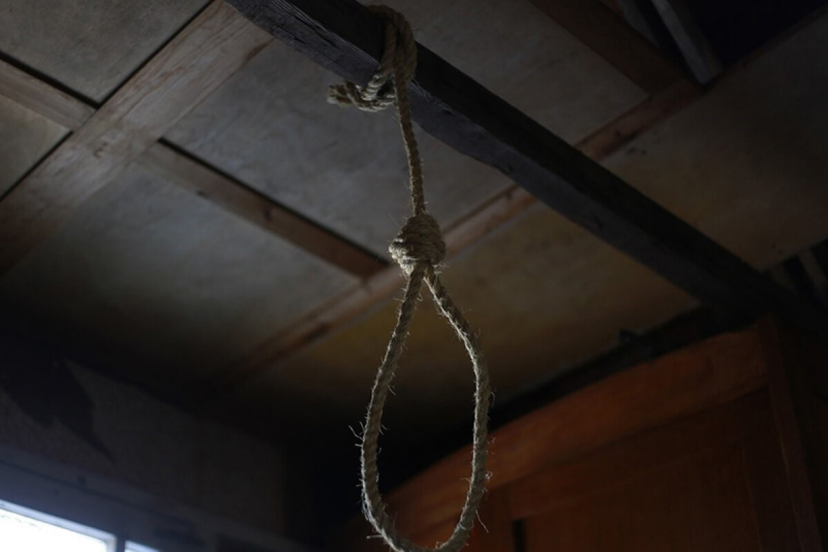 Фото вешается. Петля для повешения в сарае. Веревка висит на потолке. Верёвка в доме повешенного.