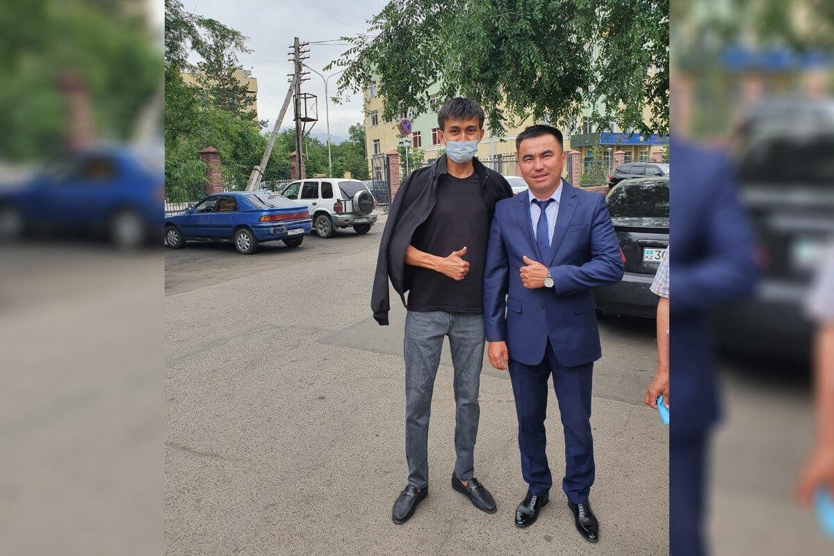 «Қайта тірілгендеймін». Кәріз құдығында уланған жігіт ХҚО қызметкеріне алғысын айтты