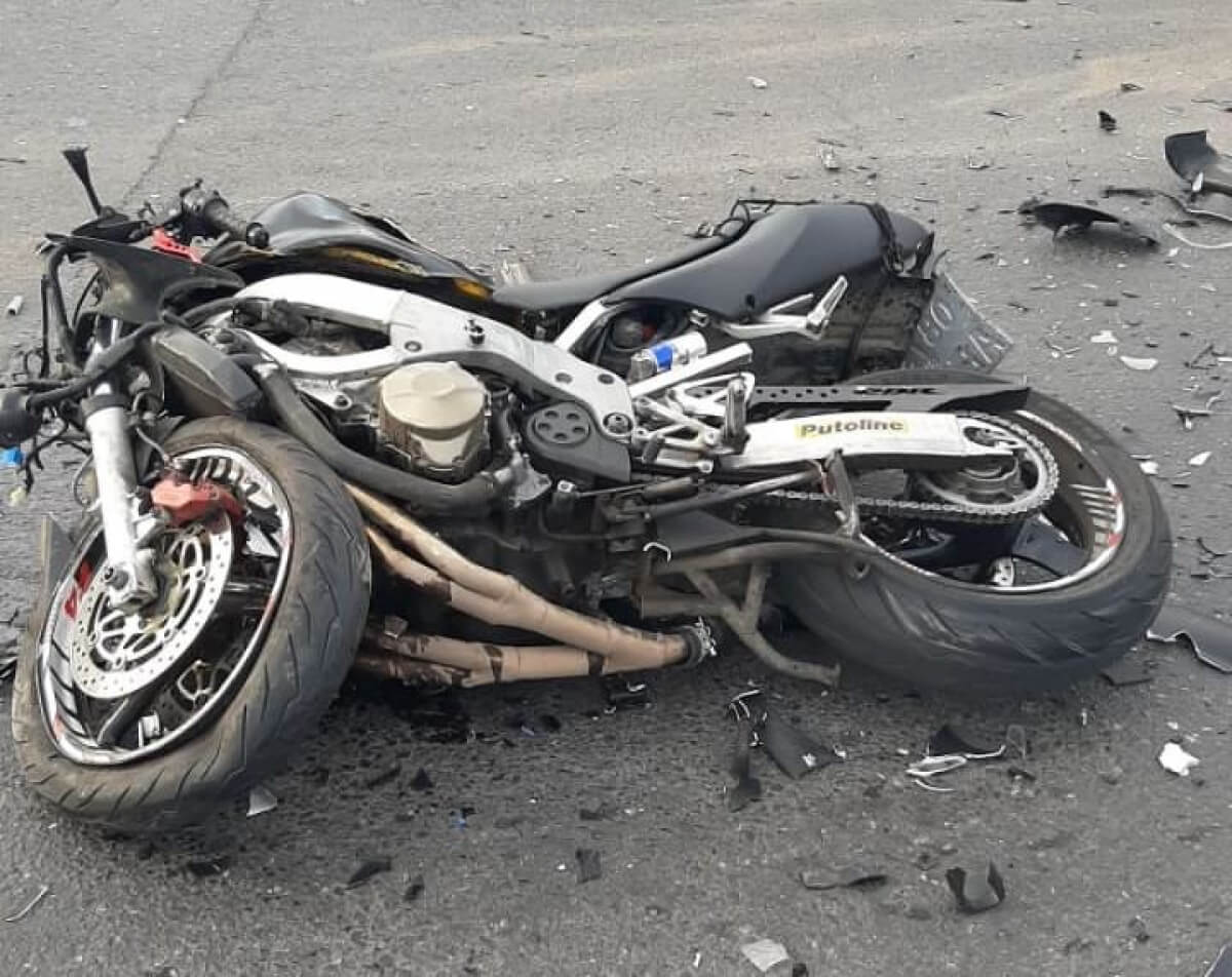 Разбитый мотоцикл на дороге