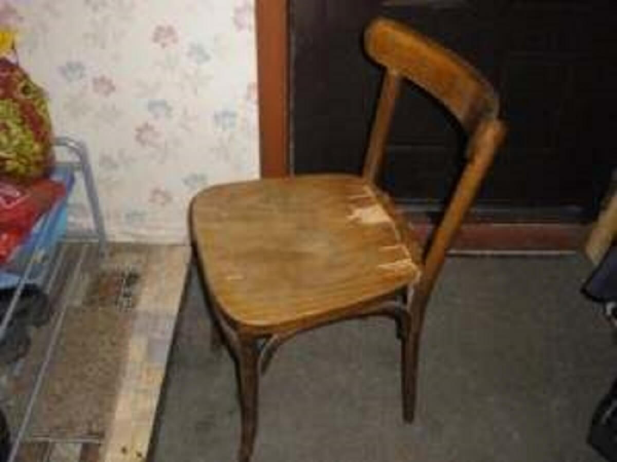 Старый сломанный стул