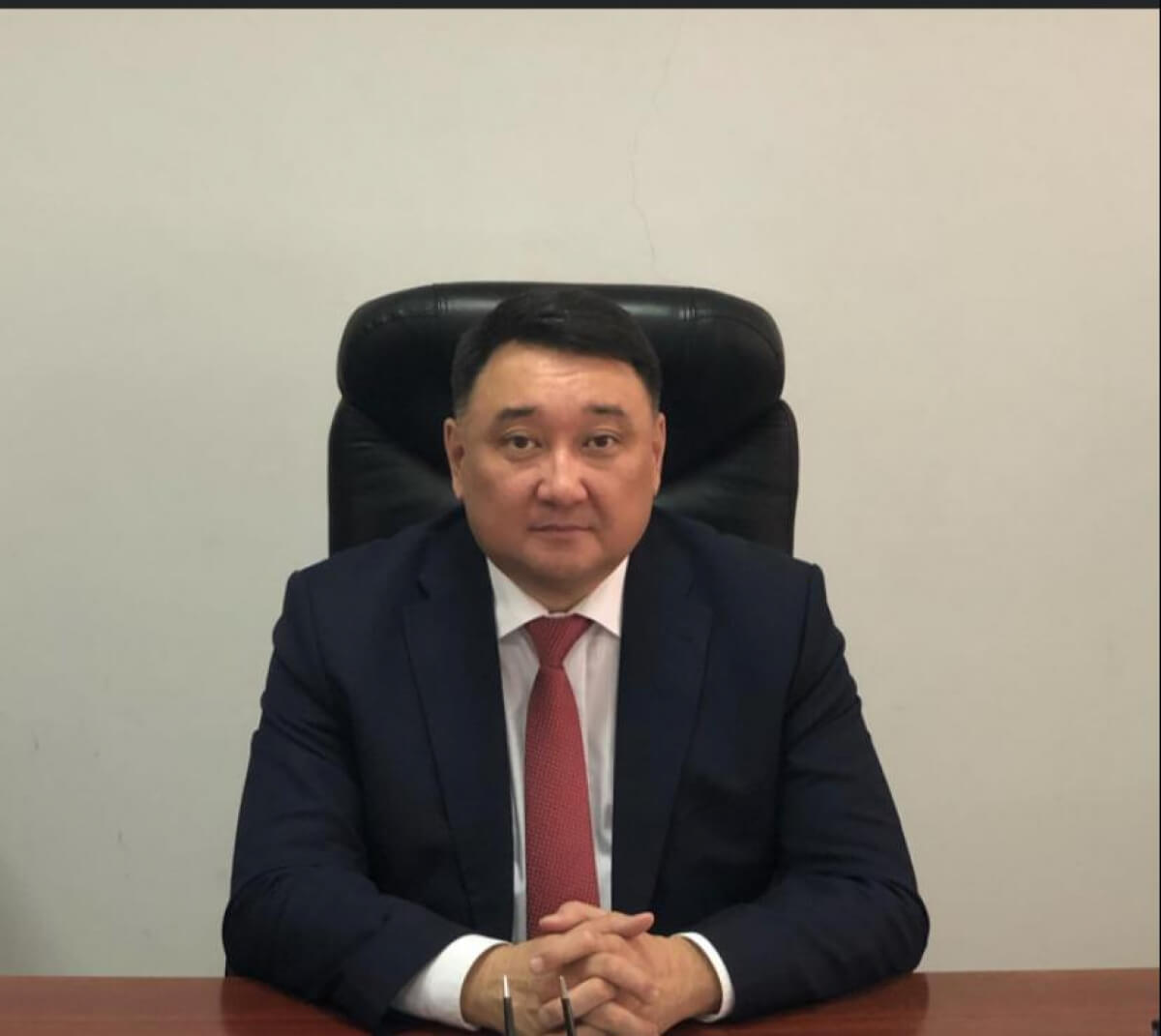 Петропавлда мас күйде аялдамада ұйықтап қалған шенеунік қызметінен босатылды