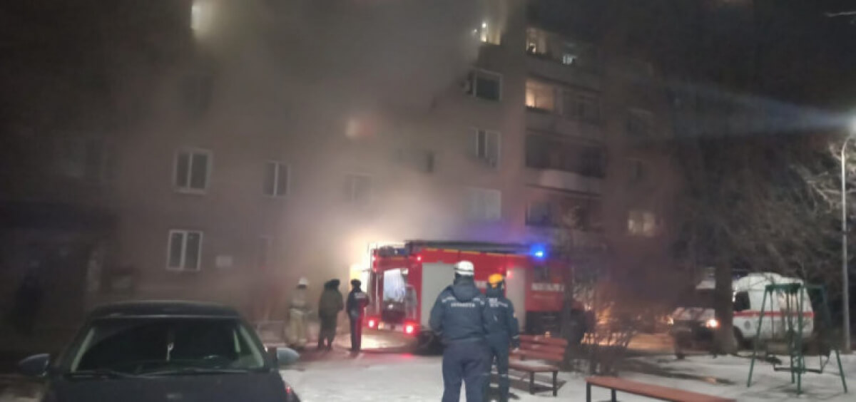 Павлодарда бес қабатты үйден өрт шығып, адамдар құтқарылды