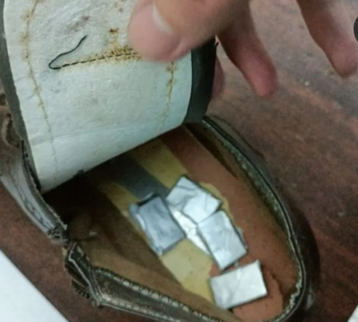 Нұр-Сұлтанда сотталушының жұбайы сим-карталарды аяқ киімнің астына жасырып өткізбек болды