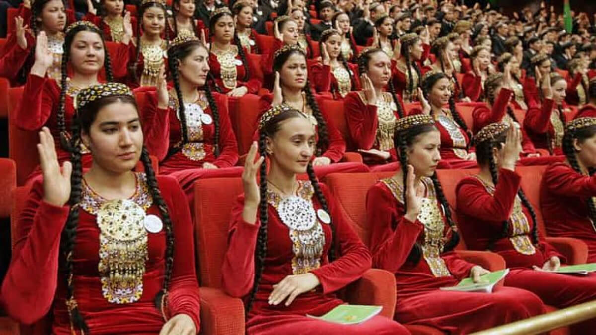 Түрікменстанда мемлекеттік қызметтегі әйелдердің боянып жүруіне тыйым салынды
