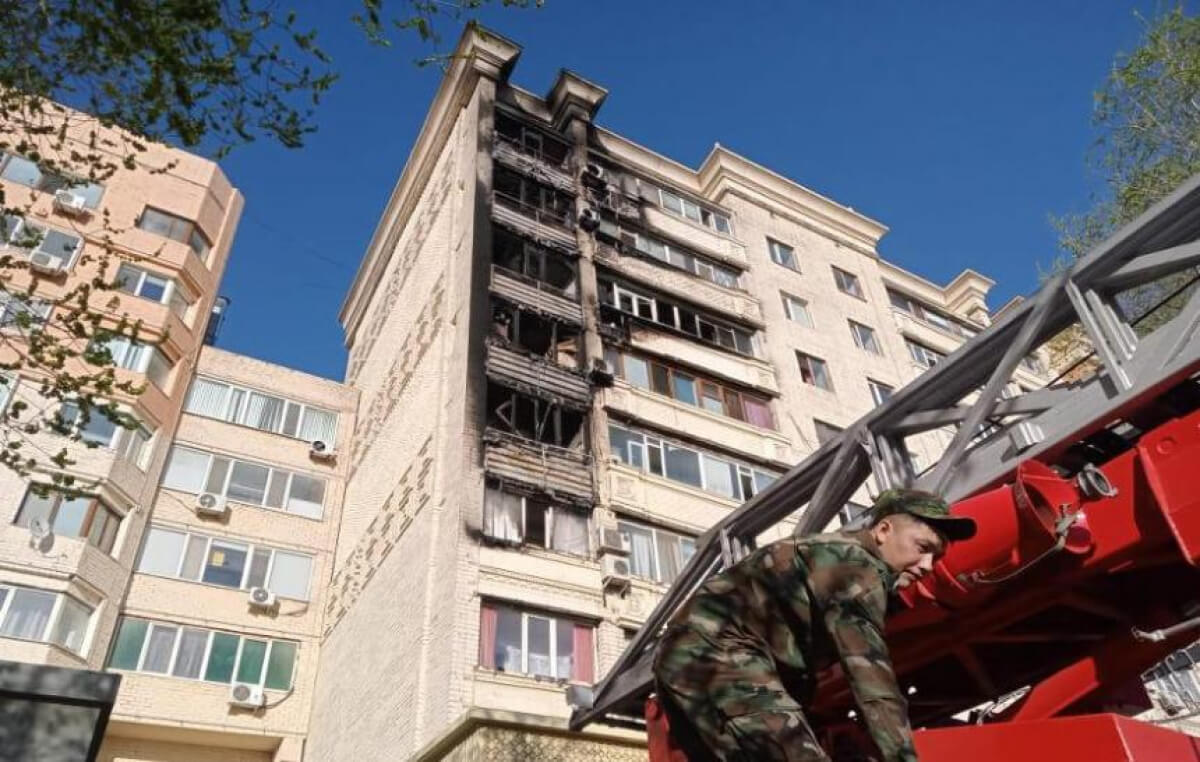Ақтөбеде көпқабатты үйдің балконы өртенді