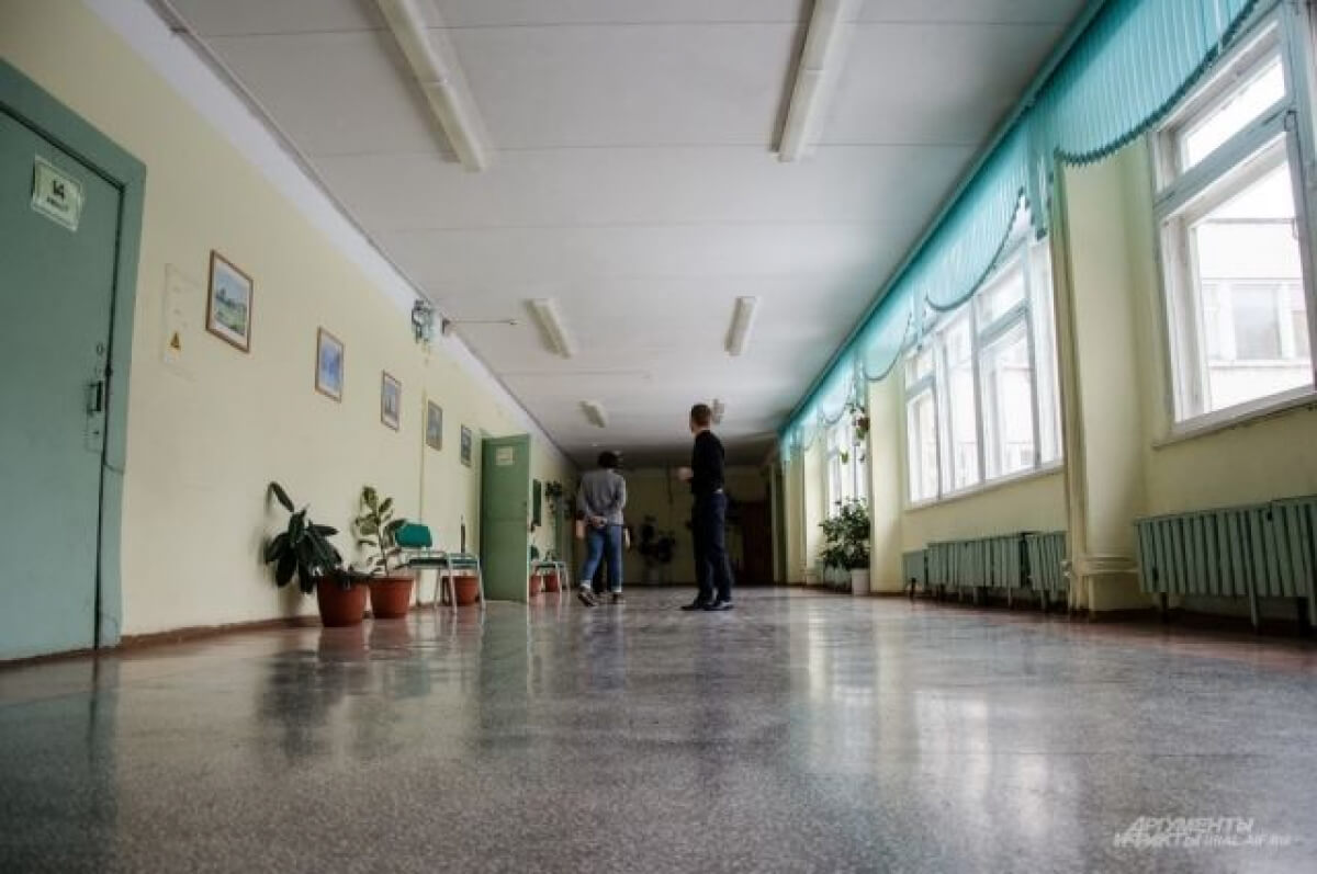 Екібастұзда мектеп директоры мұғалімге жүк көтерткізгені үшін жазаланды