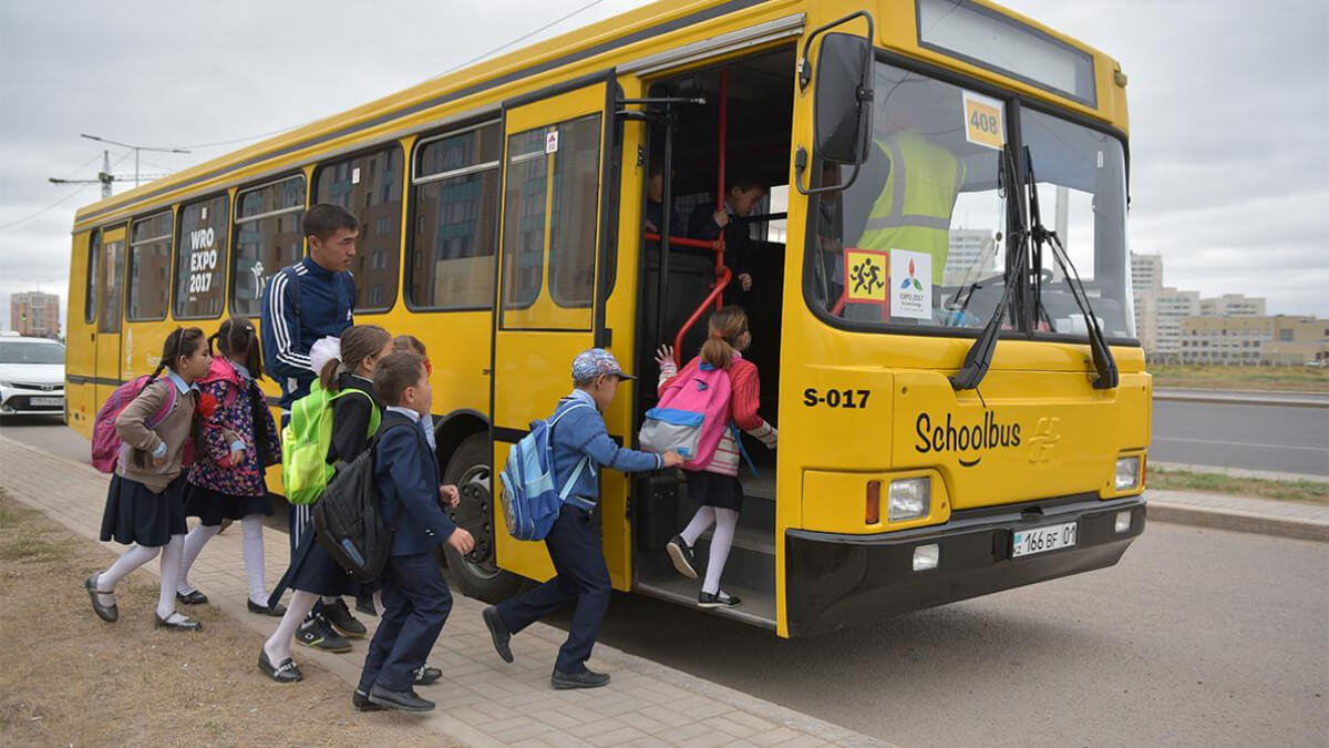 Автобусы дети новый. Школьный автобус. Школьный автобус Казахстан. Автобус для детей. Школьники в автобусе.